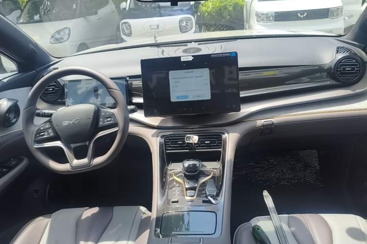 Used BYD Frigate 07 2024 HONOR Edition DM-i 100KM Elite Model Center Console