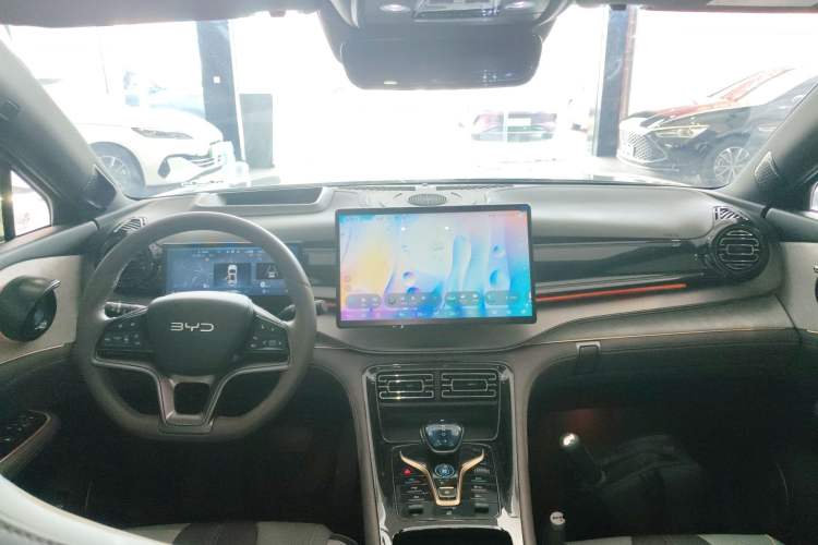 Used BYD Frigate 07 2024 Honor Edition DM-i 100KM Prestige Model Center Console