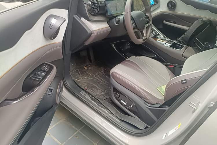 Used BYD Frigate 07 2024 HONOR Edition DM-i 205KM Flagship Model Driver Seat