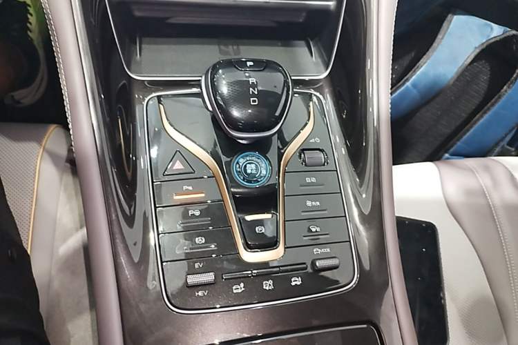 Used BYD Frigate 07 2024 Honor Edition DM-p 175KM All-Wheel-Drive Flagship Model Gear Lever