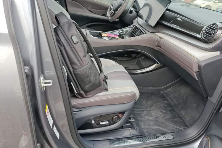 Used BYD Frigate 07 2024 HONOR Edition DM-i 205KM Flagship Model Right Front Seat