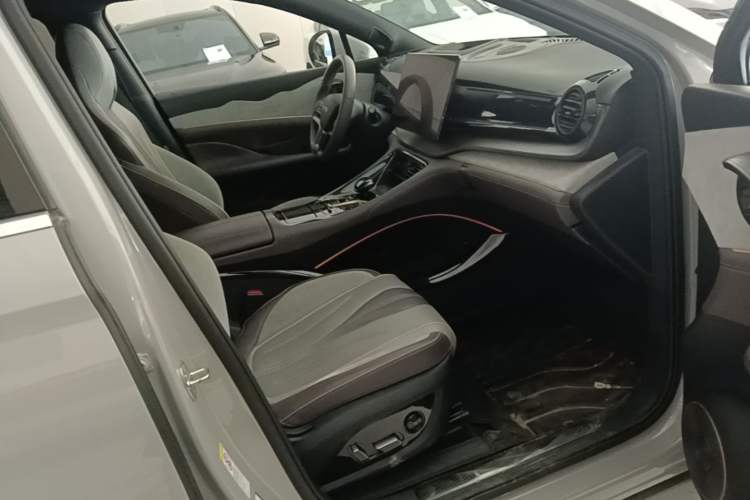 Used BYD Frigate 07 2024 HONOR Edition DM-i 205KM Flagship Model Right Front Seat