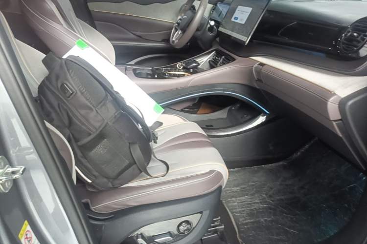 Used BYD Frigate 07 2024 HONOR Edition DM-i 205KM Flagship Model Right Front Seat