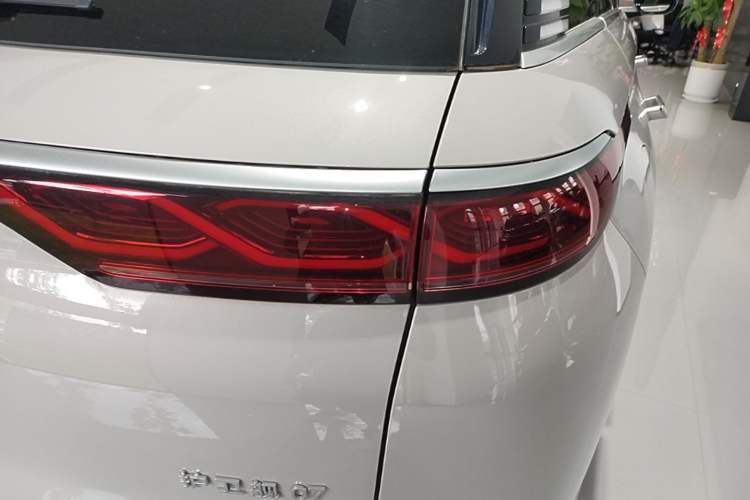 Used BYD Frigate 07 2024 Honor Edition DM-p 175KM All-Wheel-Drive Flagship Model Right Rear Taillight