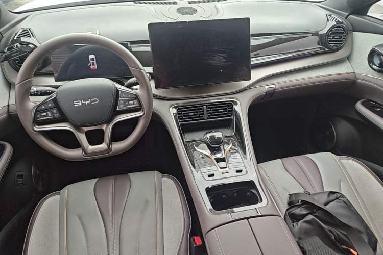 Used BYD Frigate 07 2024 HONOR Edition DM-i 100KM Luxury Model Center Console