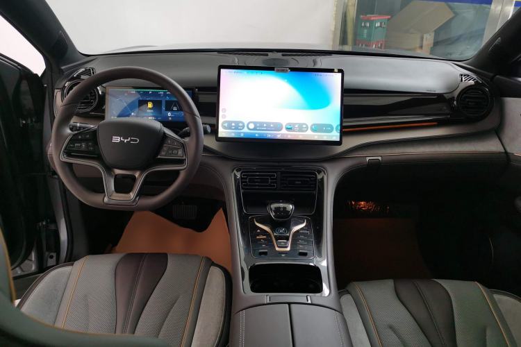 Used BYD Frigate 07 2024 HONOR Edition DM-i 100KM Luxury Model Center Console