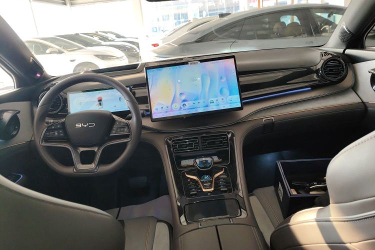 Used BYD Frigate 07 2024 Honor Edition DM-i 100KM Prestige Model Center Console