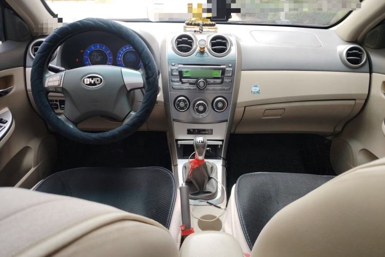 Used BYD G3 2011 Smart Tech Version 1.5L Manual Luxury Edition Center Console
