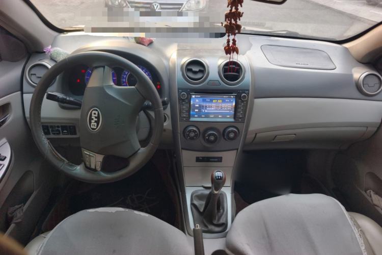 Used BYD G3 2011 Smart Tech Version 1.5L Manual Luxury Edition Center Console