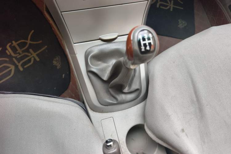 Used BYD G3 2011 Smart Tech Version 1.5L Manual Luxury Edition Gear Lever
