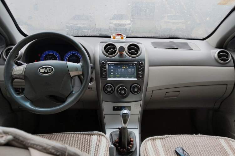 Used BYD G3 2011 Smart Tech Version 1.5L Manual Luxury Edition Center Console