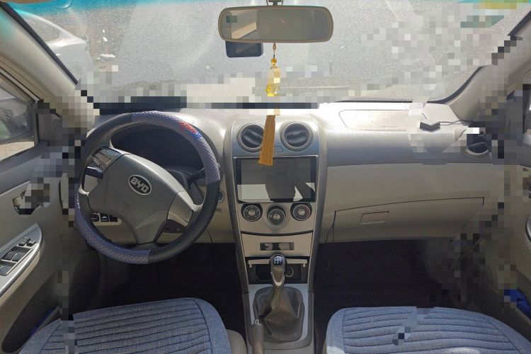 Used BYD G3 2011 Smart Tech Version 1.5L Manual Luxury Edition Center Console