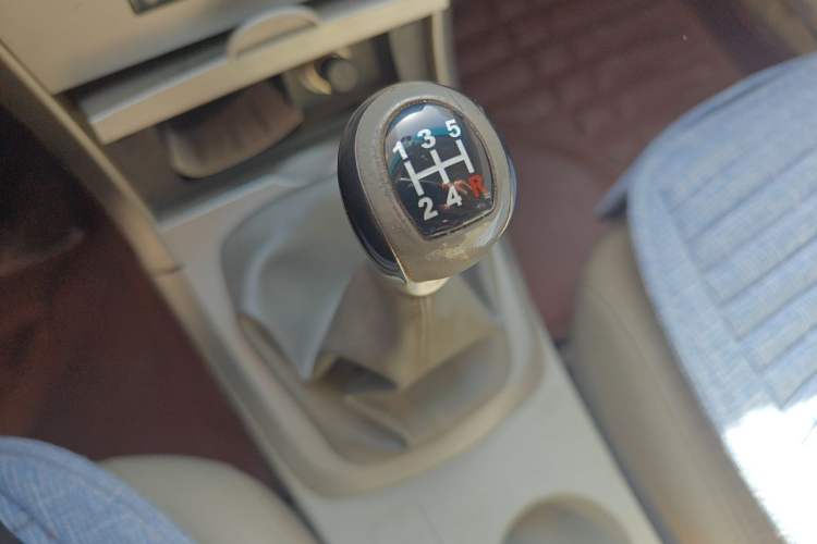Used BYD G3 2011 Smart Tech Version 1.5L Manual Luxury Edition Gear Lever
