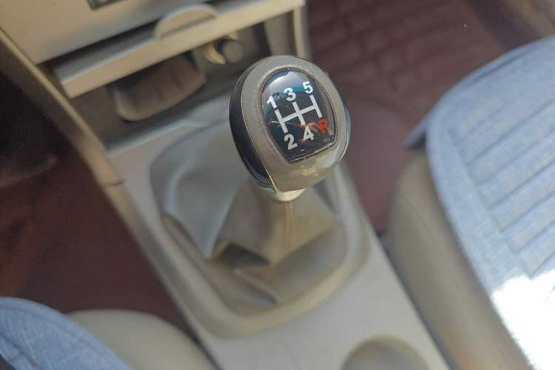 Used BYD G3 2011 Smart Tech Version 1.5L Manual Luxury Edition Gear Lever