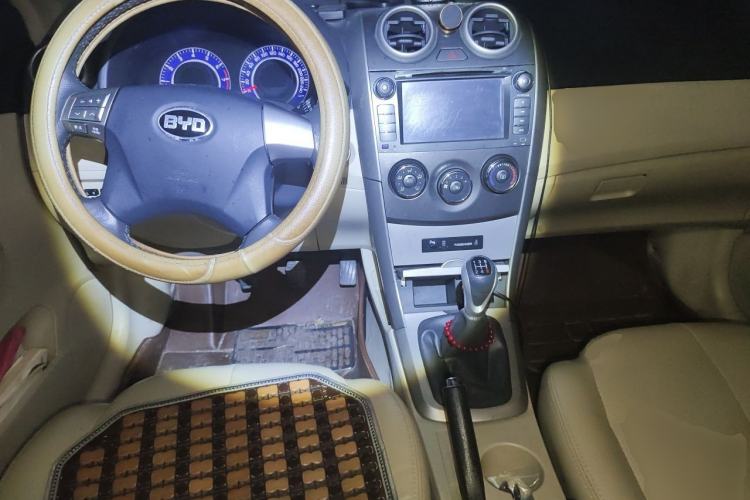 Used BYD G3 2012 1.5L Manual Luxury Edition Center Console