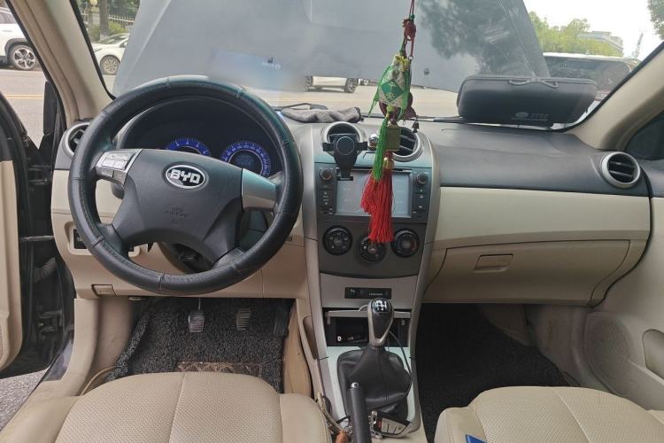 Used BYD G3 2012 1.5L Manual Luxury Edition Center Console