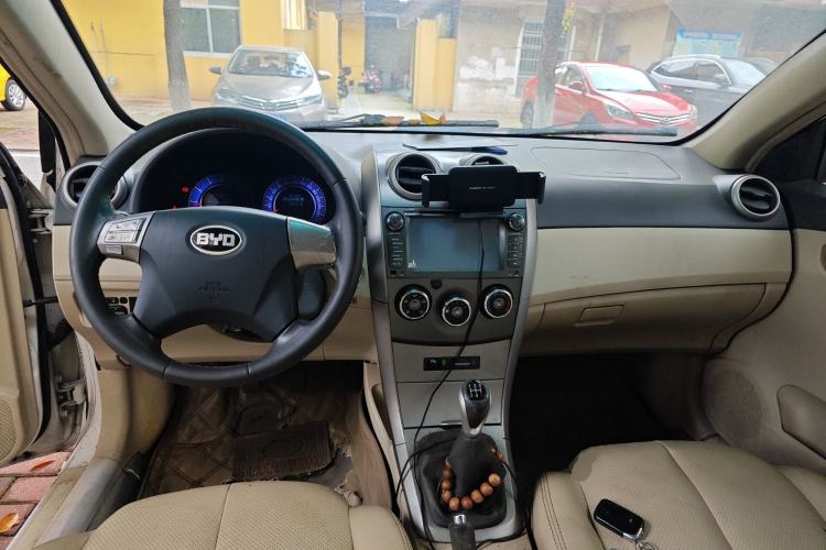 Used BYD G3 2012 1.5L Manual Luxury Edition Center Console
