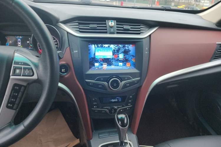 Used BYD G5 2014 1.5TID Automatic Prestige Model Audio And AC Panel
