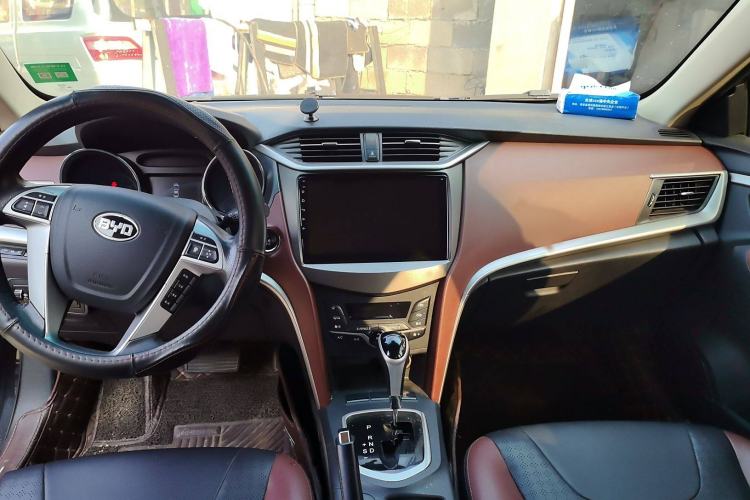 Used BYD G5 2014 1.5TID Automatic Prestige Model Audio And AC Panel