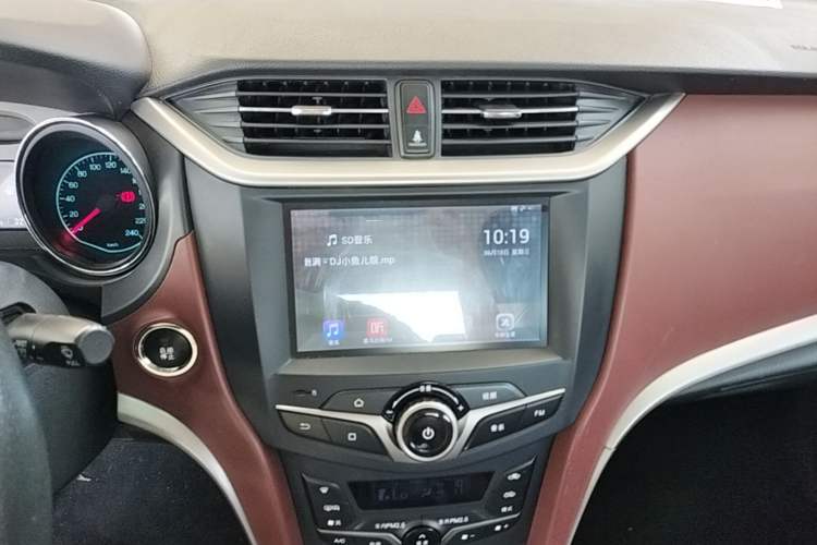 Used BYD G5 2014 1.5TI Manual Luxury Edition Audio And AC Panel