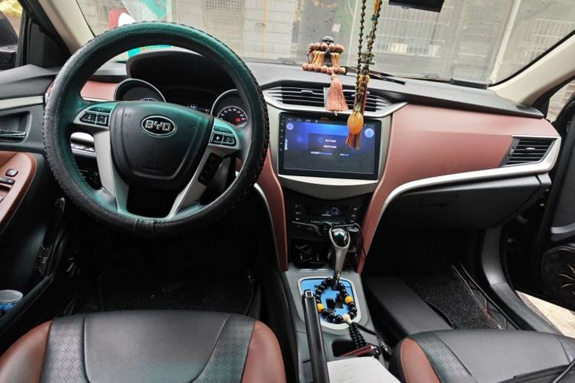 Used BYD G5 2014 1.5TID Automatic Prestige Model Center Console