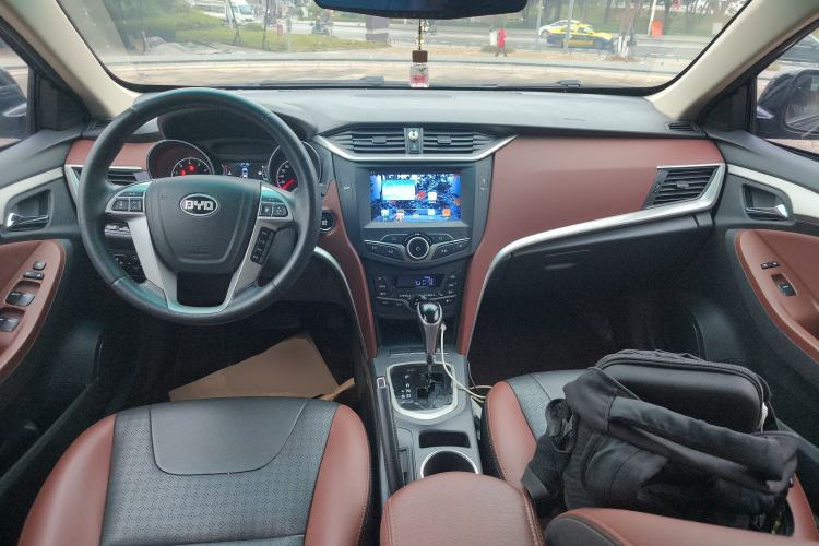 Used BYD G5 2014 1.5TID Automatic Prestige Model Center Console