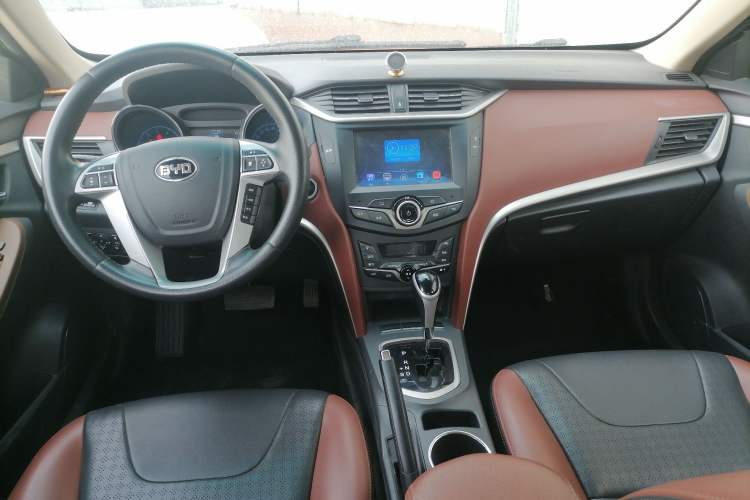 Used BYD G5 2014 1.5TID Automatic Prestige Model Center Console
