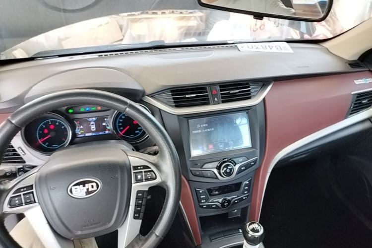 Used BYD G5 2014 1.5TI Manual Luxury Edition Center Console