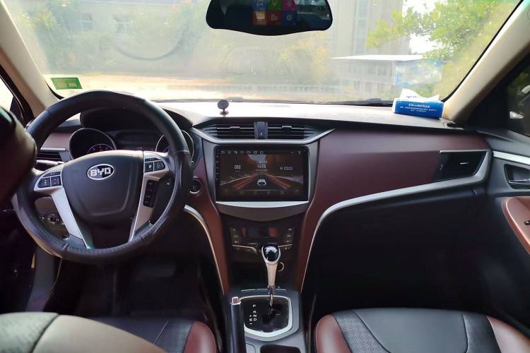 Used BYD G5 2014 1.5TID Automatic Prestige Model Center Console