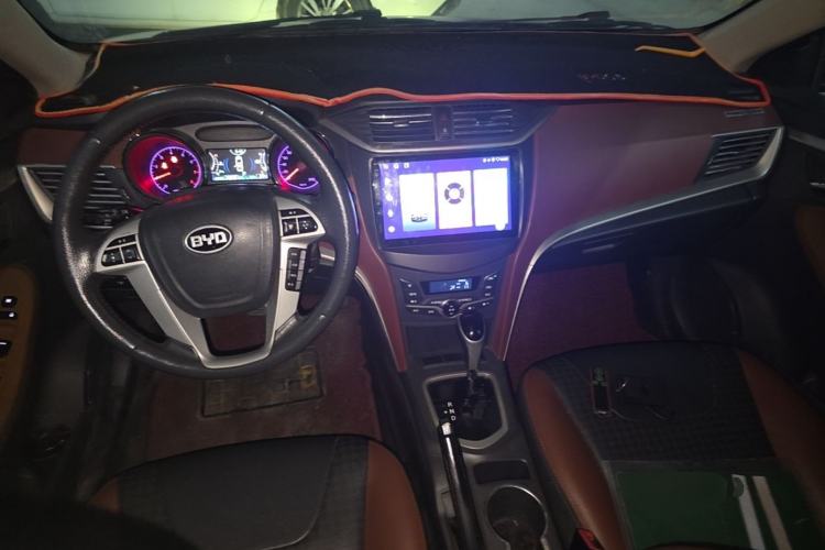 Used BYD G5 2014 1.5TID Automatic Prestige Model Center Console
