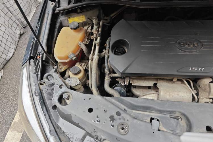 Used BYD G5 2014 1.5TID Automatic Prestige Model Engine Bay Right