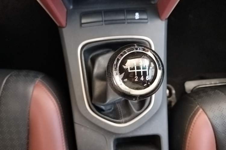 Used BYD G5 2014 1.5TI Manual Luxury Edition Gear Lever
