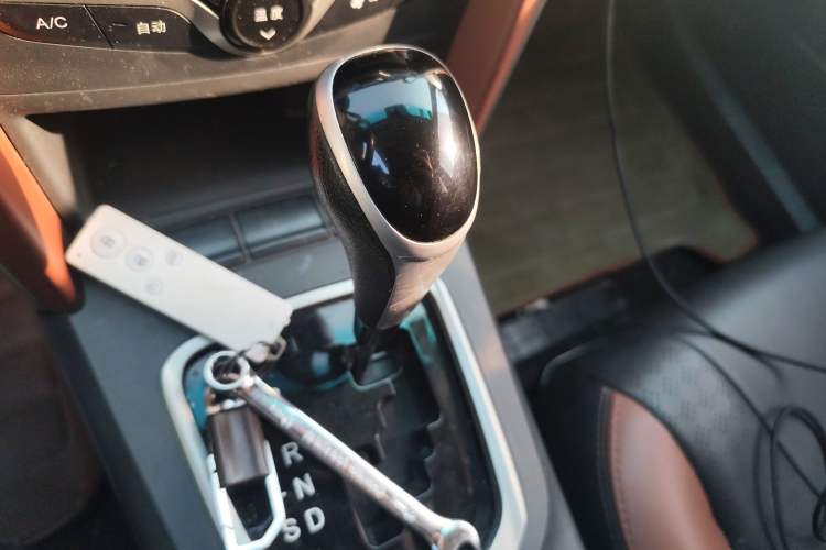 Used BYD G5 2014 1.5TID Automatic Prestige Model Gear Lever