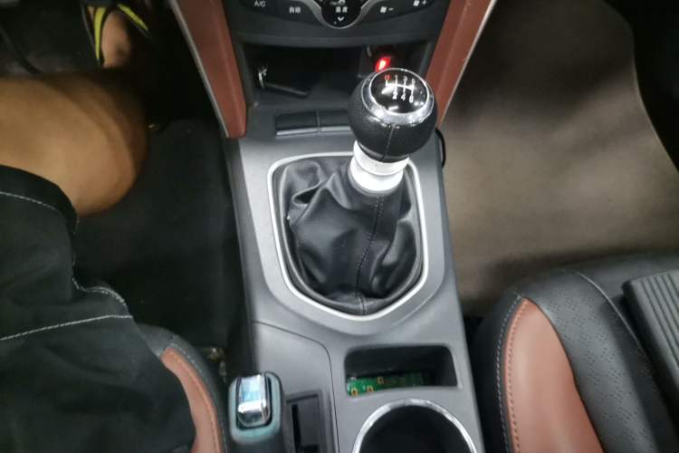 Used BYD G5 2014 1.5TI Manual Luxury Edition Gear Lever