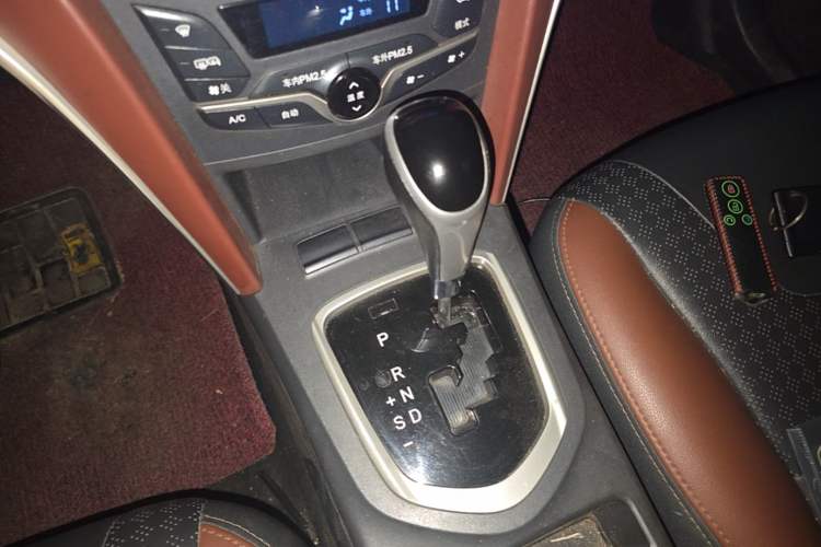 Used BYD G5 2014 1.5TID Automatic Prestige Model Gear Lever