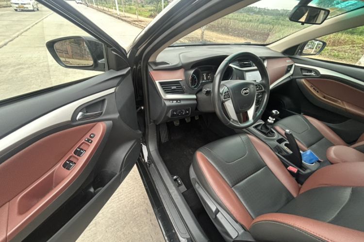 Used BYD G5 2014 1.5TI Manual Luxury Edition Interior 3
