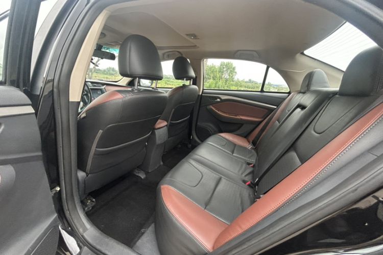 Used BYD G5 2014 1.5TI Manual Luxury Edition Interior 4