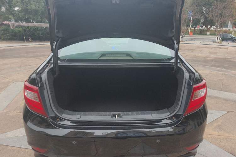 Used BYD G5 2014 1.5TID Automatic Prestige Model Trunk