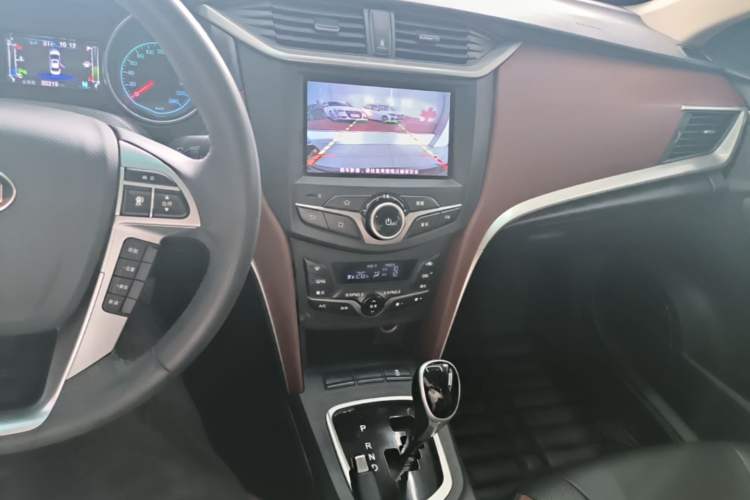 Used BYD G5 2014 1.5TID Automatic Prestige Model Audio And AC Panel