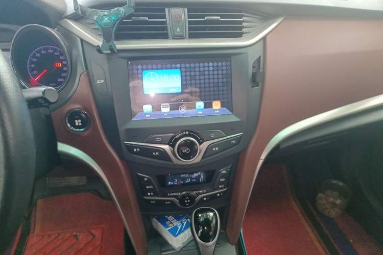 Used BYD G5 2014 1.5TID Automatic Prestige Model Audio And AC Panel