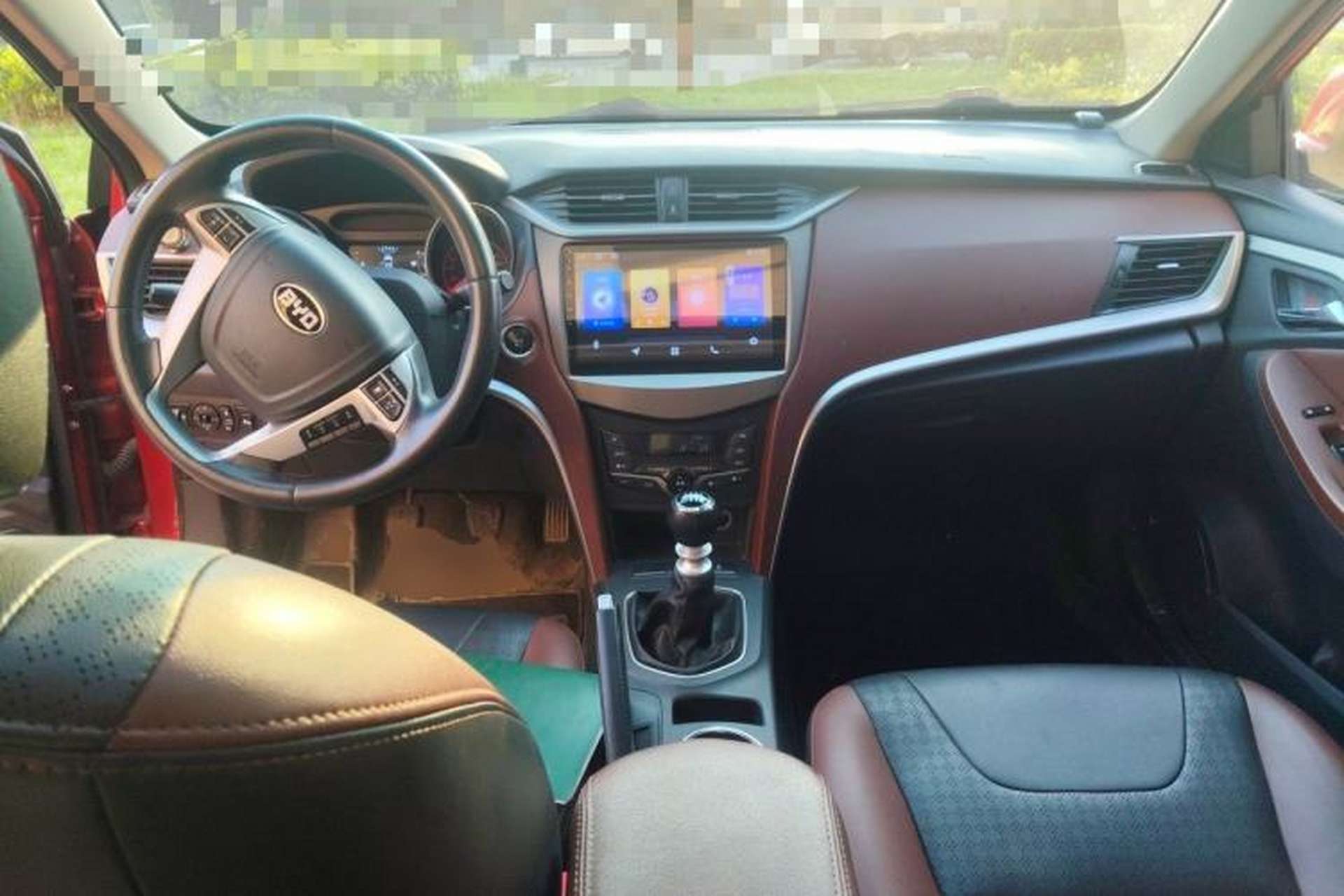Used BYD G5 2014 1.5TI Manual Luxury Edition Center Console
