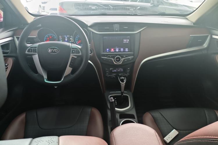 Used BYD G5 2014 1.5TID Automatic Prestige Model Center Console