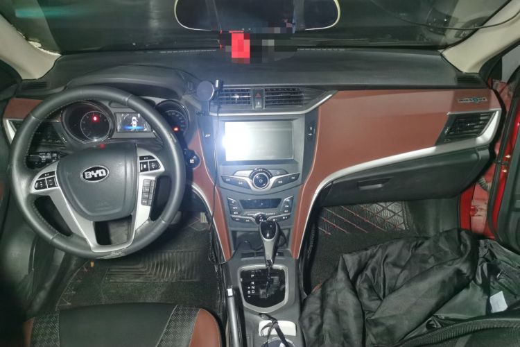 Used BYD G5 2014 1.5TID Automatic Prestige Model Center Console