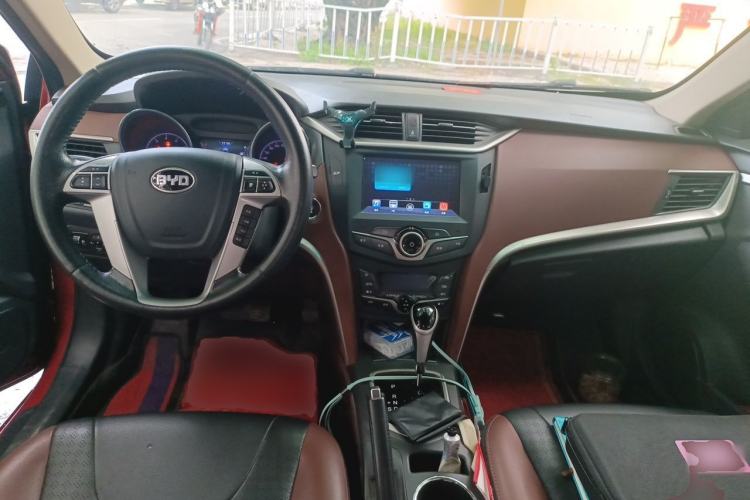 Used BYD G5 2014 1.5TID Automatic Prestige Model Center Console