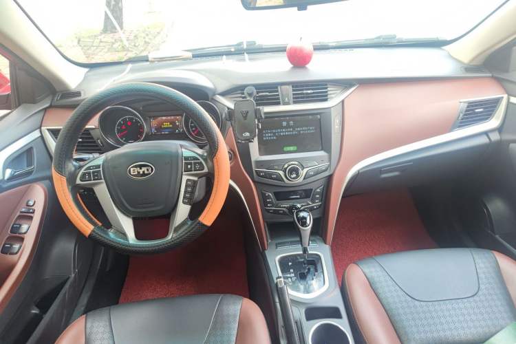 Used BYD G5 2014 1.5TID Automatic Prestige Model Center Console
