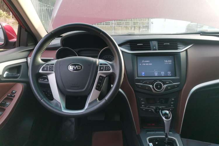 Used BYD G5 2014 1.5TID Automatic Prestige Model Center Console