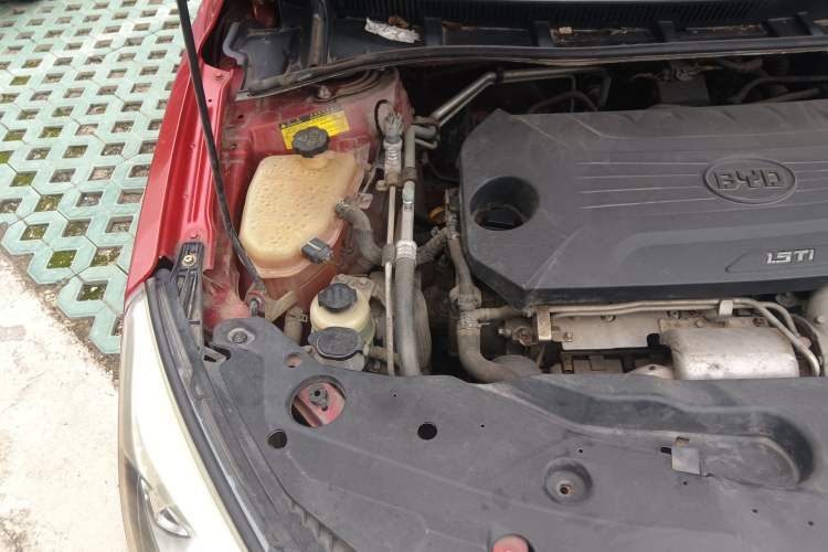 Used BYD G5 2014 1.5TI Manual Flagship Edition Engine Bay Right