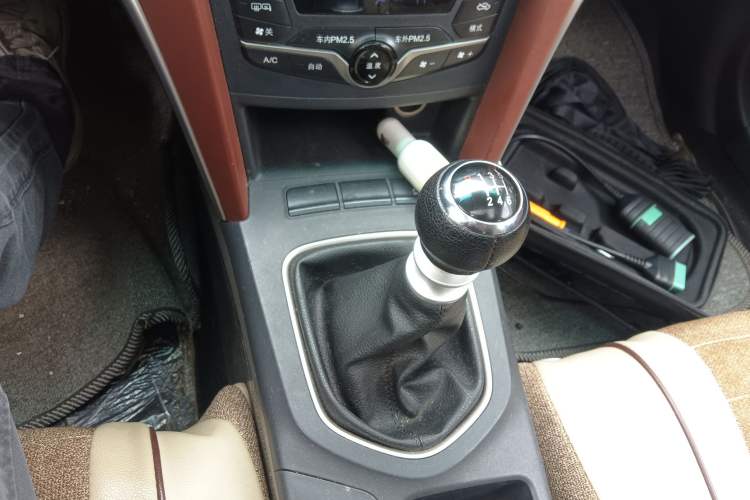 Used BYD G5 2014 1.5TI Manual Flagship Edition Gear Lever