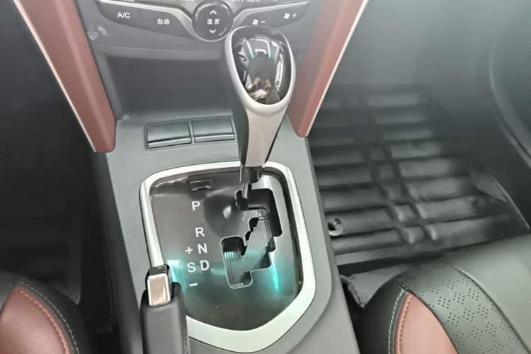 Used BYD G5 2014 1.5TID Automatic Prestige Model Gear Lever