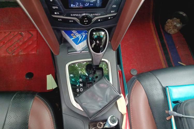 Used BYD G5 2014 1.5TID Automatic Prestige Model Gear Lever